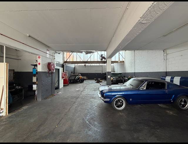 325M² BUILDING TO LET IN PAARDEN EILAND